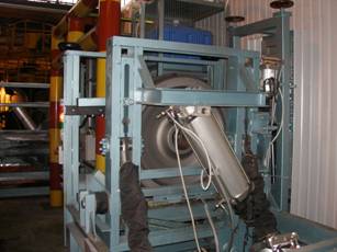 Боковой вид поста загрузки установки автоматизированного магнитопорошкового контроля железнодорожных колес при их выпуске из производства УМПК-2