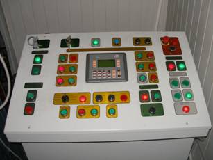 Пульт управления главного оператора установки автоматизированного магнитопорошкового контроля железнодорожных колес при их выпуске из производства УМПК-2