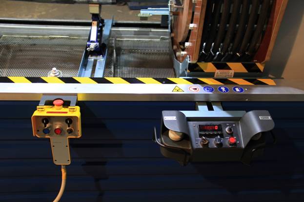 Стационарный универсальный стенд магнитопорошкового контроля крупногабаритных деталей УМПК-39 – пульт управления